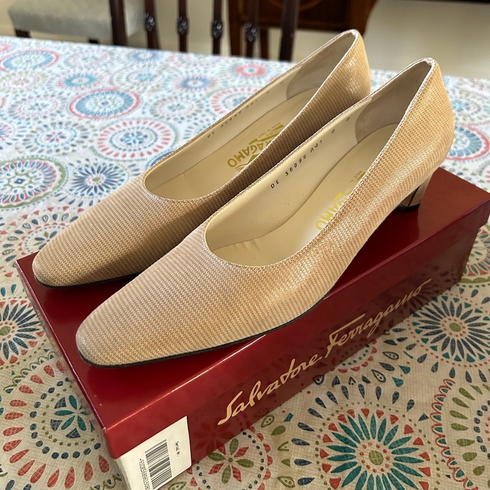 Ferragamo vintage pumps